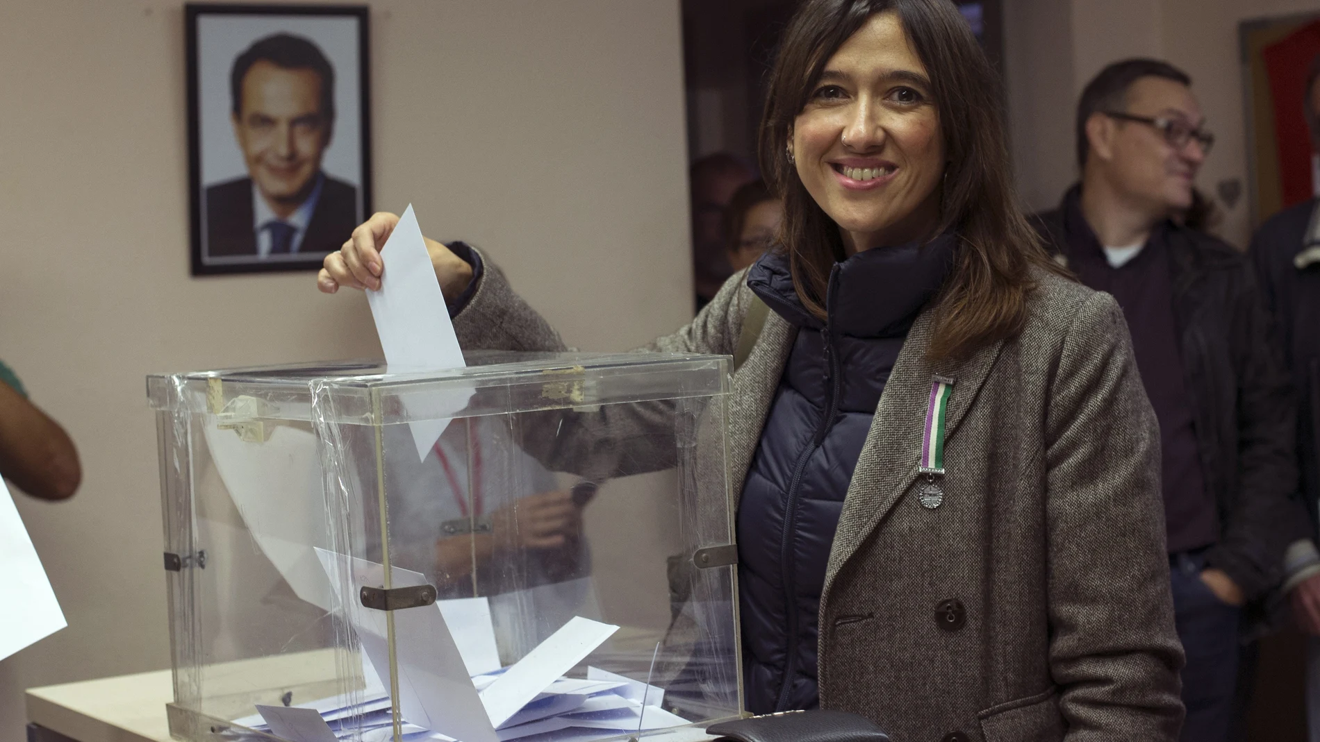 Nuria Parlón ejerce su derecho al voto Nuria Parlón ejerce su derecho al voto