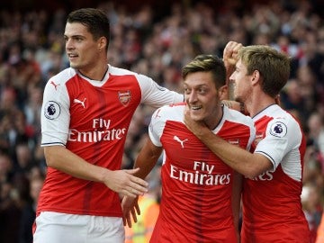 Los jugadores del Arsenal, celebrando el gol de Özil ante el Swansea