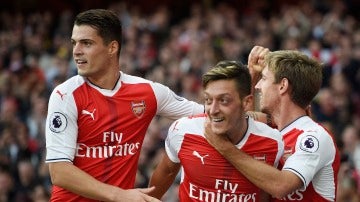 Los jugadores del Arsenal, celebrando el gol de Özil ante el Swansea