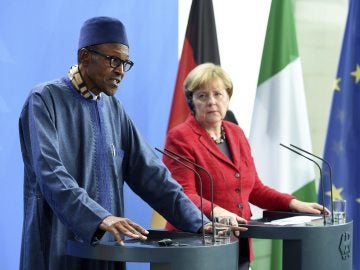Muhamadu Buhari, presidente de Nigeria, y Angela Merkel en una rueda de prensa conjunta