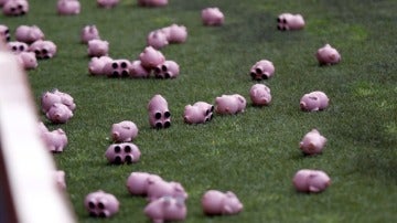 Cerdos de goma en el campo del Charlton Athletic