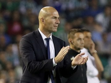 Zidane, durante el partido entre Betis y Real Madrid Zidane, durante el partido entre Betis y Real Madrid
