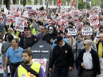 Unas 20.000 personas, según los organizadores, se han manifestado en Madrid contra tratados de libre comercio como el CETA y el TTIP