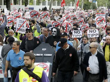 Unas 20.000 personas, según los organizadores, se han manifestado en Madrid contra tratados de libre comercio como el CETA y el TTIP Unas 20.000 personas, según los organizadores, se han manifestado en Madrid contra tratados de libre comercio como el CETA y el TTIP