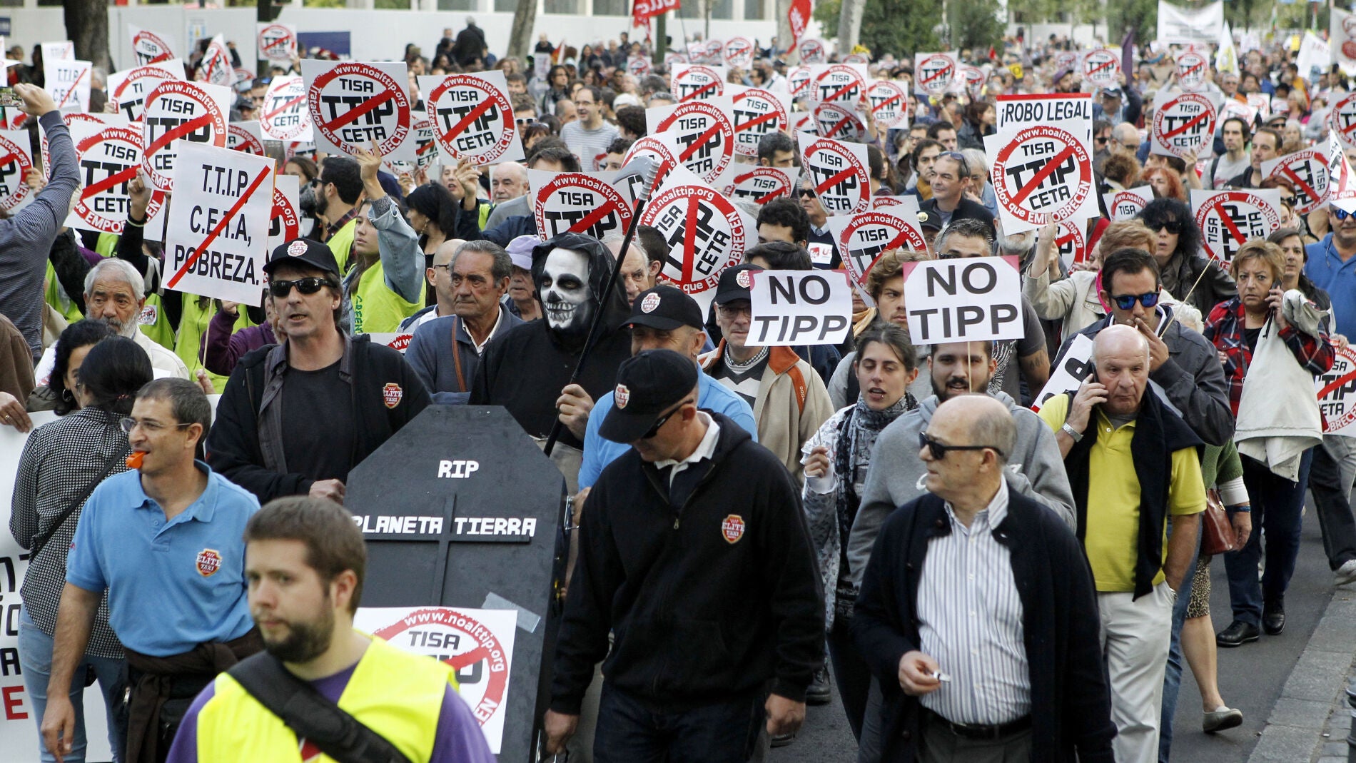 Unas 20.000 personas, seg&uacute;n los organizadores, se han manifestado en Madrid contra tratados de libre comercio como el CETA y el TTIP