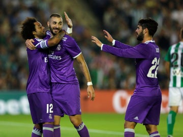 Los jugadores del Real Madrid, felices tras anotar un gol