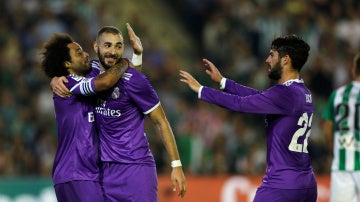 Los jugadores del Real Madrid, felices tras anotar un gol