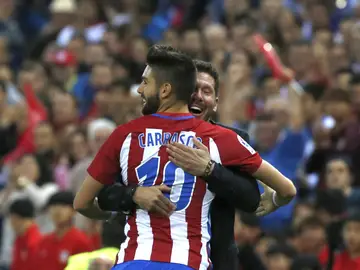 Simeone, celebrando con Yannick Carrasco su hat-trick ante el Granada Simeone, celebrando con Yannick Carrasco su hat-trick ante el Granada