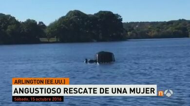 Rescatan a una mujer de un vehículo que se estaba hundiendo en un lago de EEUU