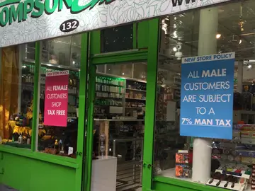 Fachada de la farmacia Thompson Chemists con los polémicos carteles que anuncia el impuesto para hombres Fachada de la farmacia Thompson Chemists con los polémicos carteles que anuncia el impuesto para hombres