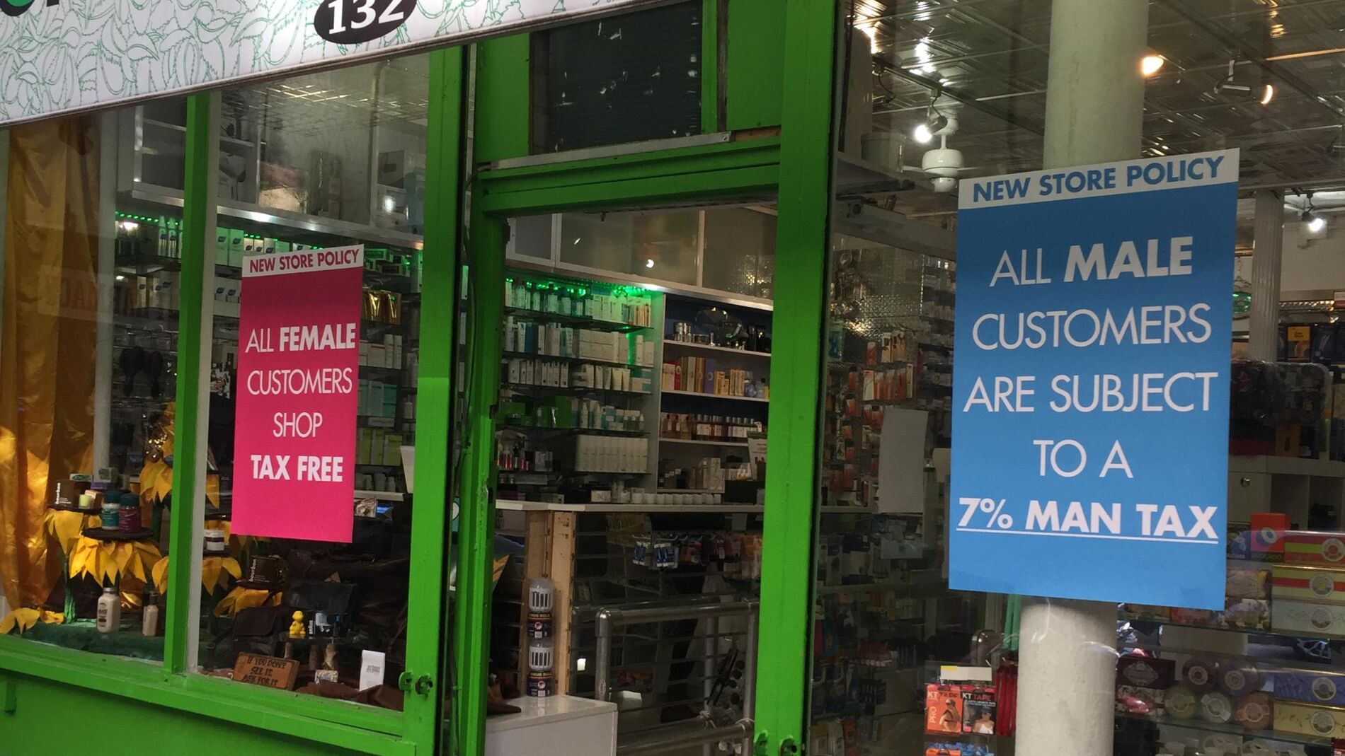 Fachada de la farmacia Thompson Chemists con los pol&eacute;micos carteles que anuncia el impuesto para hombres