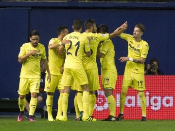 Los jugadores del Villarreal se abrazan para celebrar un gol