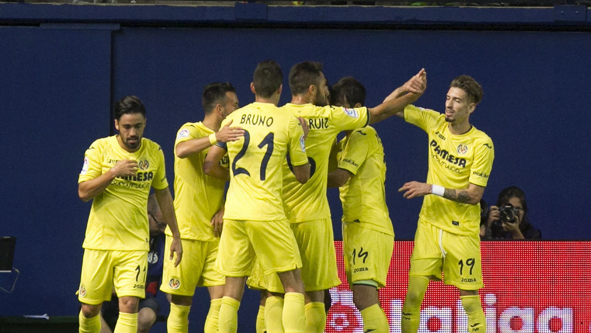 Los jugadores del Villarreal se abrazan para celebrar un gol Los jugadores del Villarreal se abrazan para celebrar un gol