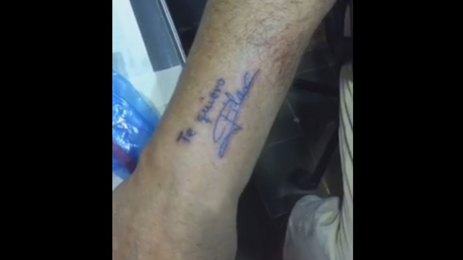 Un anciano emociona a miles de personas tras tatuarse en el brazo 'Te quiero. Pilar', una dedicatoria de su mujer