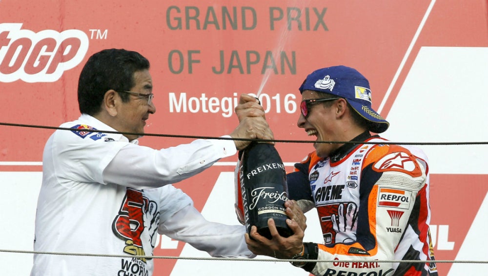 Márquez celebra en el podio de Motegi su Mundial de MotoGP