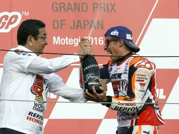 Márquez celebra en el podio de Motegi su Mundial de MotoGP Márquez celebra en el podio de Motegi su Mundial de MotoGP