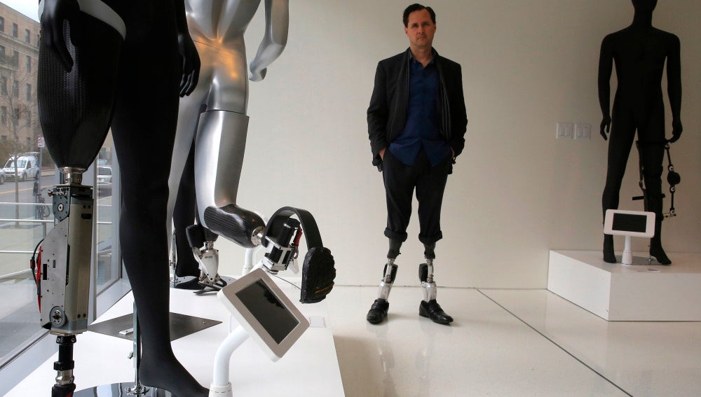 El 'superhombre biónico' perdió sus piernas a los 17 años y ahora dedica su vida al desarrollo de prótesis
