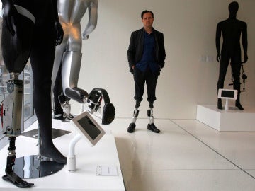 El 'superhombre biónico' perdió sus piernas a los 17 años y ahora dedica su vida al desarrollo de prótesis