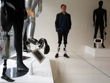 El 'superhombre biónico' perdió sus piernas a los 17 años y ahora dedica su vida al desarrollo de prótesis El 'superhombre biónico' perdió sus piernas a los 17 años y ahora dedica su vida al desarrollo de prótesis