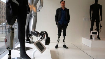 El 'superhombre biónico' perdió sus piernas a los 17 años y ahora dedica su vida al desarrollo de prótesis