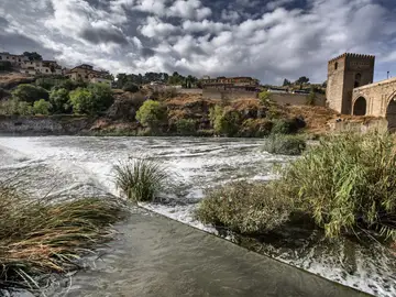 El río Tajo cubierto de espuma blanca El río Tajo cubierto de espuma blanca