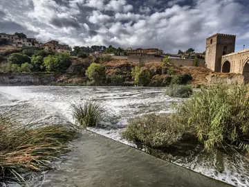 El río Tajo cubierto de espuma blanca El río Tajo cubierto de espuma blanca