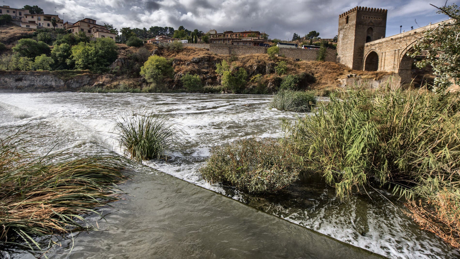 El r&iacute;o Tajo cubierto de espuma blanca