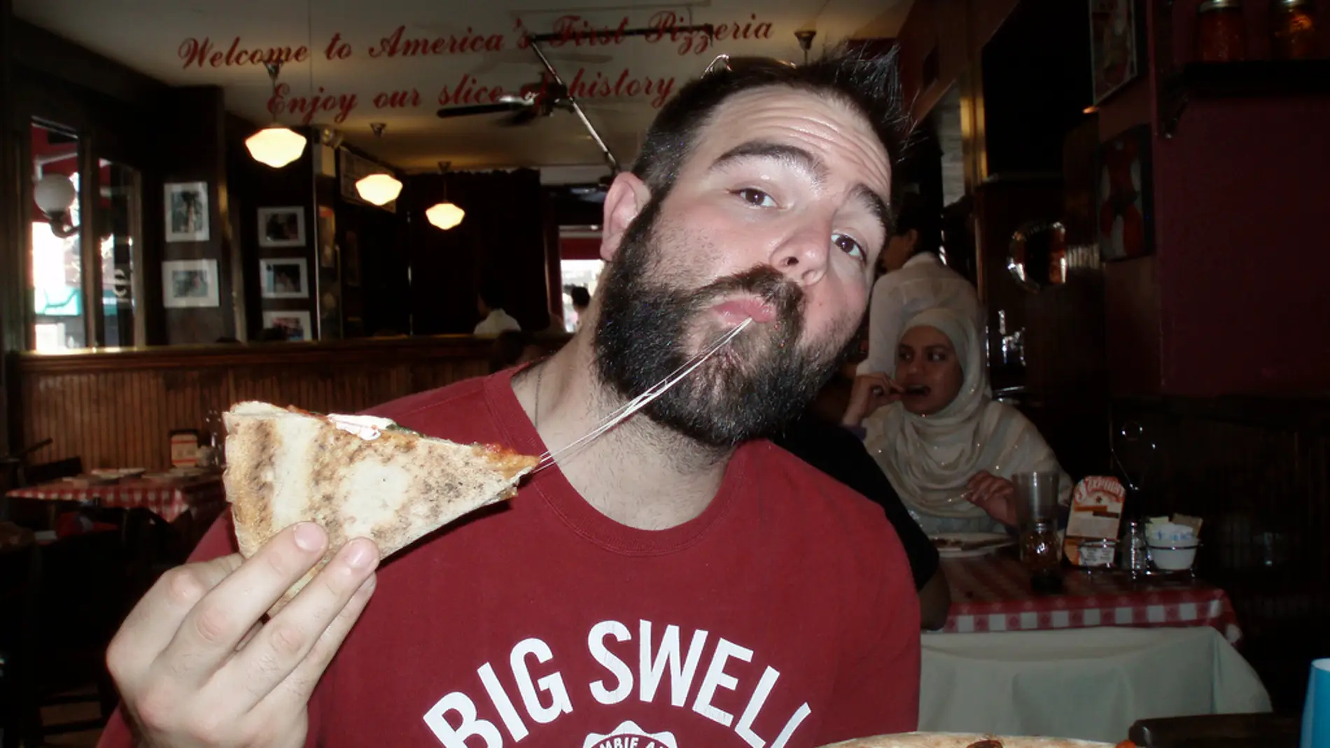 No sabemos por dónde empezar... esto es comer la pizza MAL.