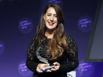  La escritora Dolores Redondo tras recibir el Premio Planeta por su novela 'Todo esto te daré'