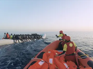 Miembros de ProActiva intentan ayudar a una lancha llena de refugiados Miembros de ProActiva intentan ayudar a una lancha llena de refugiados