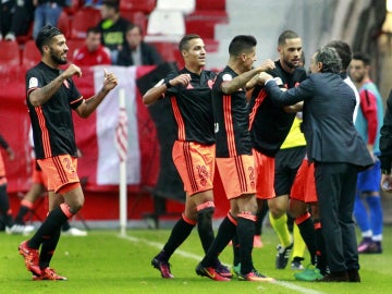 Los jugadores del Valencia celebran un gol con Prandelli