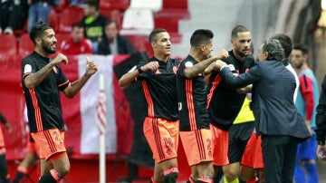 Los jugadores del Valencia celebran un gol con Prandelli