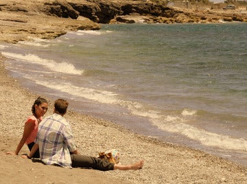 La pareja charla en la playa