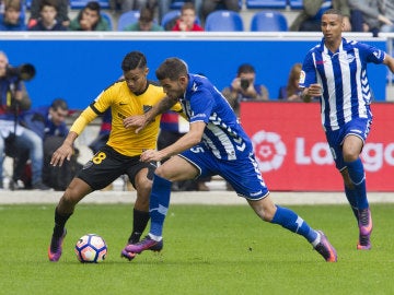 Alekasandar Katai y Rosales pelean por el balón en el partido de Liga