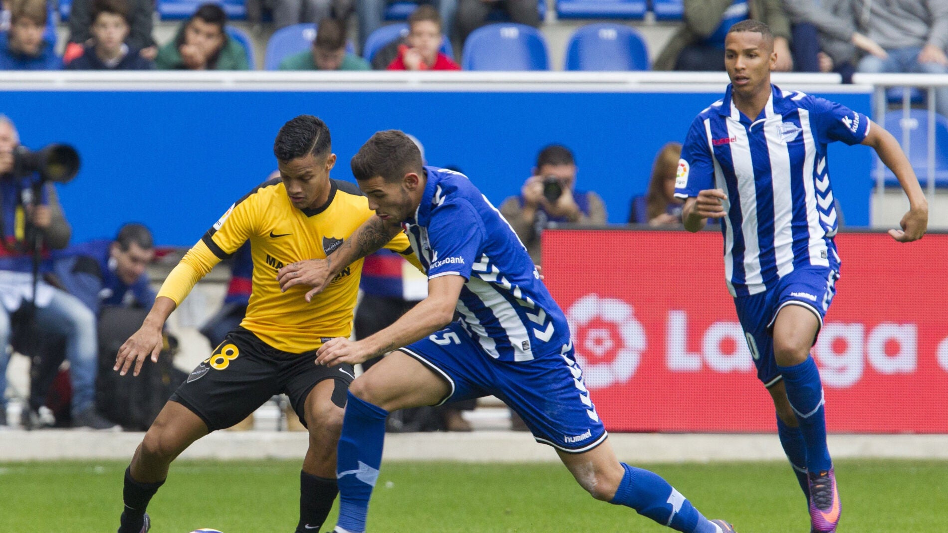 Alekasandar Katai y Rosales pelean por el bal&oacute;n en el partido de Liga