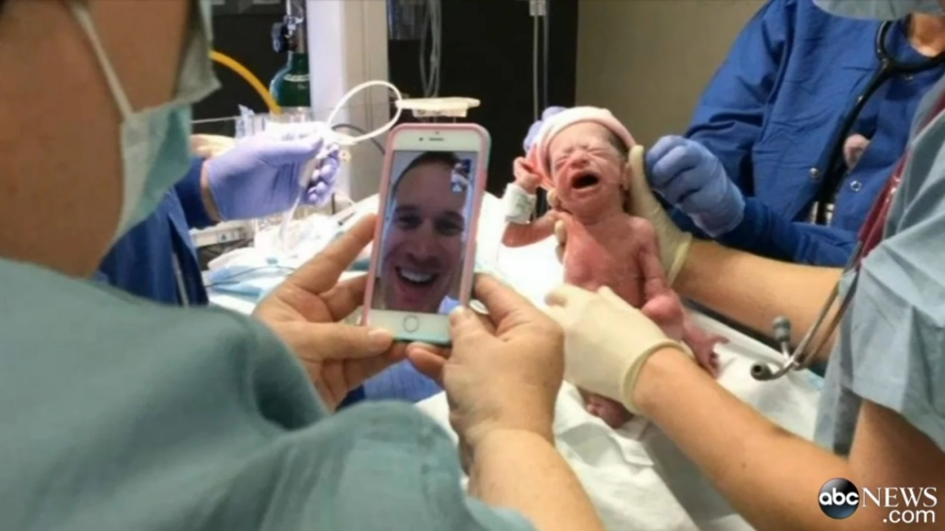 Consiguió ver nacer a su hijo gracias a la tecnología