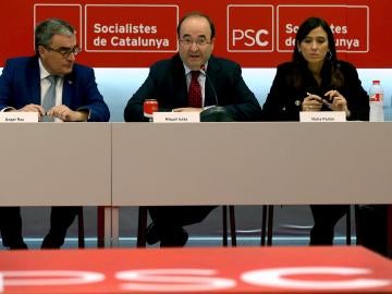 El primer secretario del PSC, Miquel Iceta, junto a su rival en las primarias Núria Parlón, y el presidente del partido Àngel Ros