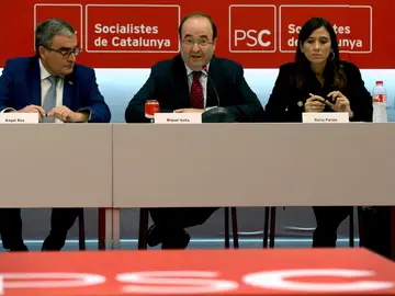 El primer secretario del PSC, Miquel Iceta, junto a su rival en las primarias Núria Parlón, y el presidente del partido Àngel Ros El primer secretario del PSC, Miquel Iceta, junto a su rival en las primarias Núria Parlón, y el presidente del partido Àngel Ros