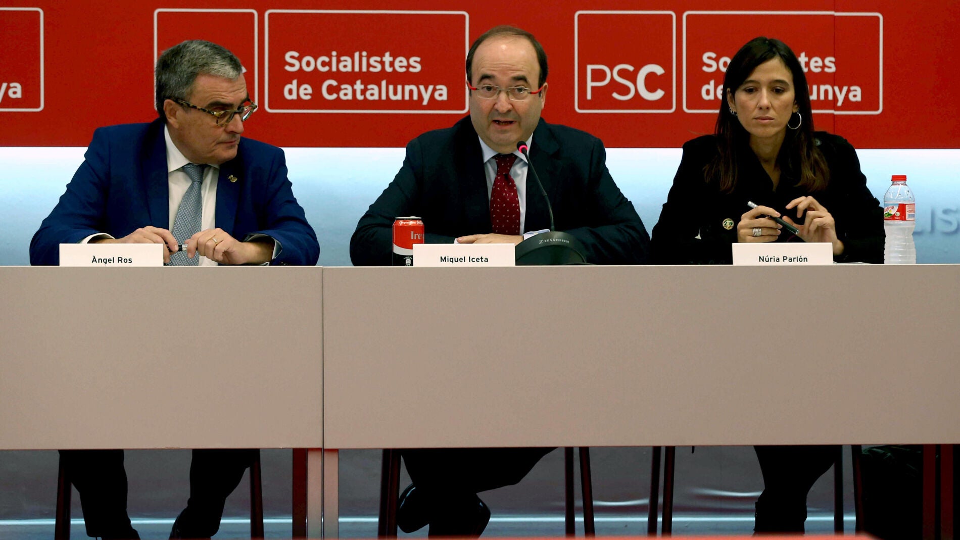 El primer secretario del PSC, Miquel Iceta, junto a su rival en las primarias N&uacute;ria Parl&oacute;n, y el presidente del partido &Agrave;ngel Ros