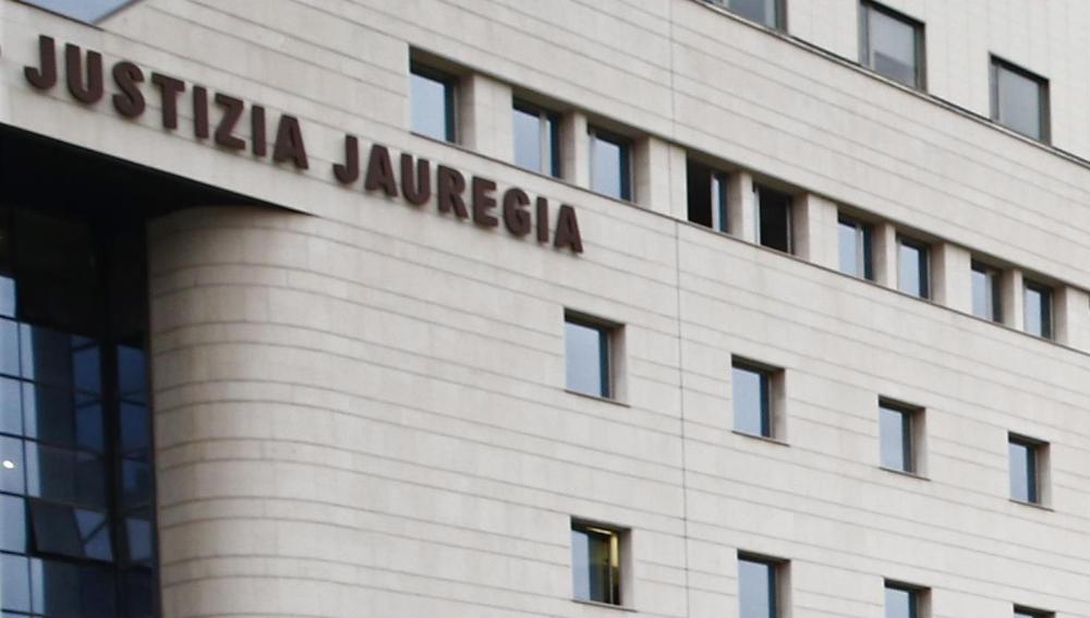 Vista de las letras del Palacio de Justicia de Pamplona