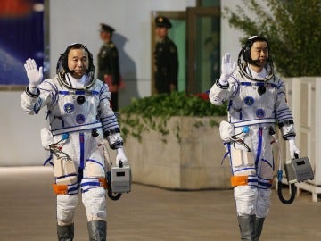 Los astronautas chinos Jin Haipeng (dcha) y Chen Dong (izda) caminan hasta la plataforma de lanzamiento donde está situada la nave espacial Shenzhou-11 