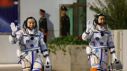 Los astronautas chinos Jin Haipeng (dcha) y Chen Dong (izda) caminan hasta la plataforma de lanzamiento donde est&aacute; situada la nave espacial Shenzhou-11 