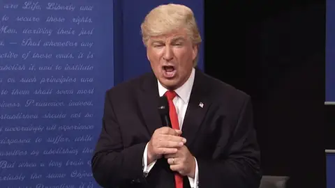 Alec Baldwin como Donald Trump Alec Baldwin como Donald Trump