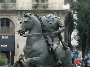 La escultura ecuestre del general Franco sin cabeza