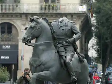 La escultura ecuestre del general Franco sin cabeza La escultura ecuestre del general Franco sin cabeza