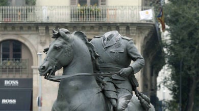 La estatua decapitada de Franco es recibida con huevos en el Born Centre Cultural