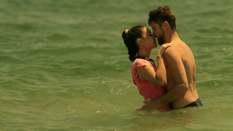 Sol y Salva dan rienda suelta a la pasión en la playa de Campoamargo