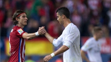 Cristiano Ronaldo y Filipe Luis se dan la mano tras un duelo en el Calderón