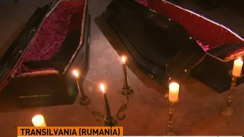 El castillo de Drácula en Transilvania abre sus ataúdes para que los seguidores puedan dormir en ellos El castillo de Drácula en Transilvania abre sus ataúdes para que los seguidores puedan dormir en ellos