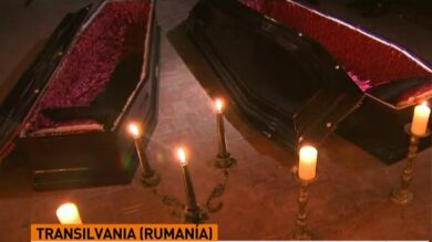 El castillo de Drácula en Transilvania abre sus ataúdes para que los seguidores puedan dormir en ellos